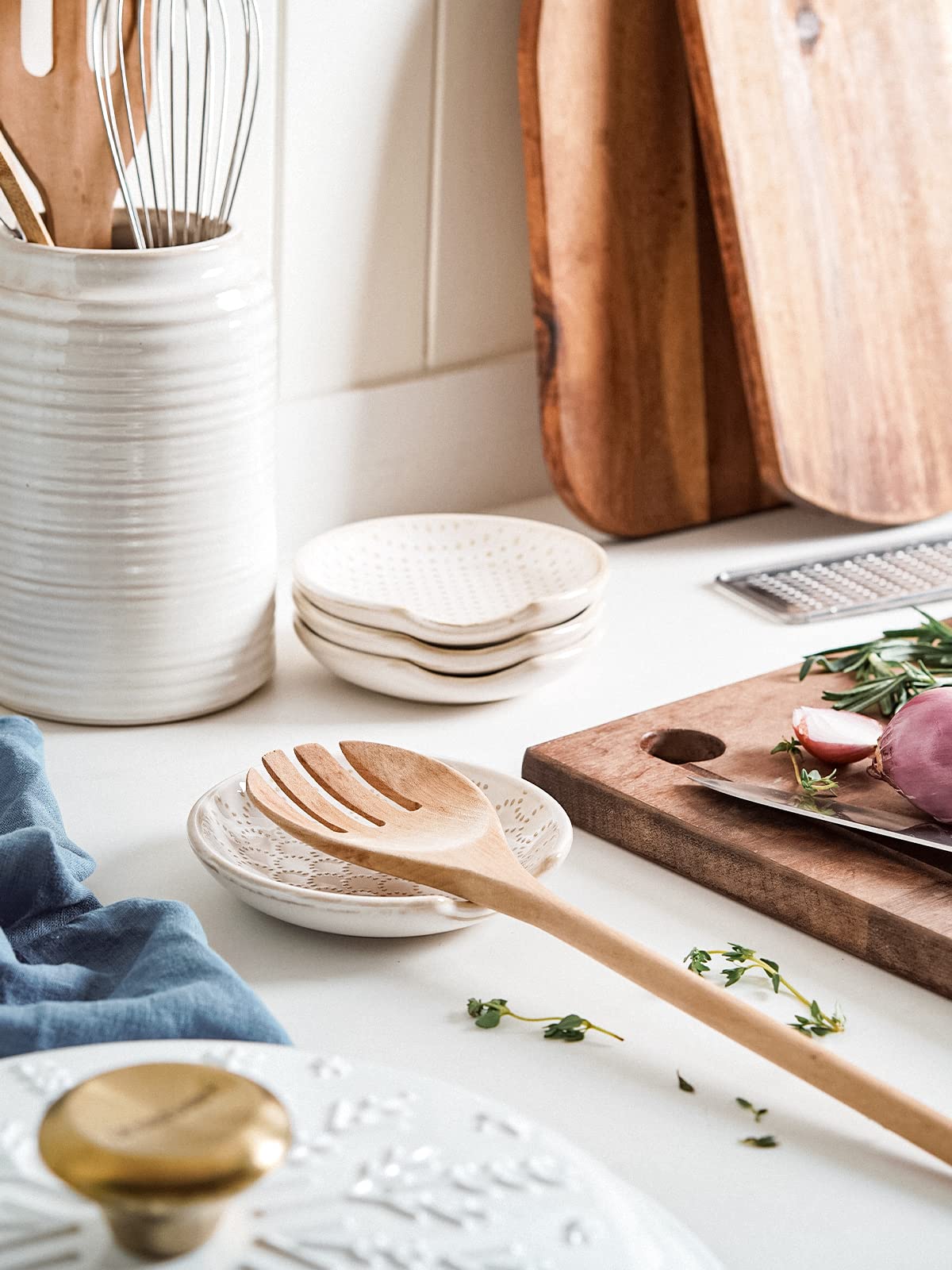 LE TAUCI ceramic rest endures heat near the stove for easy reach.