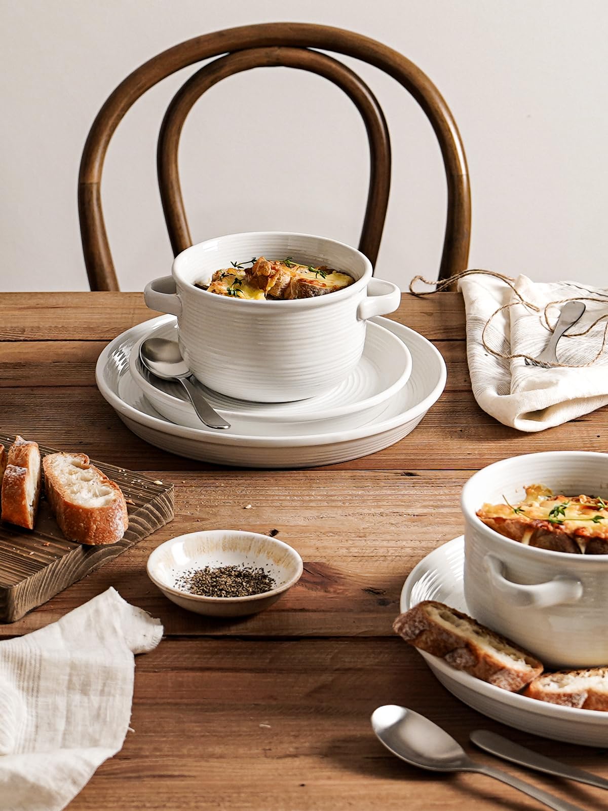 LE TAUCI lead-free glaze resists stains and odors in everyday cooking