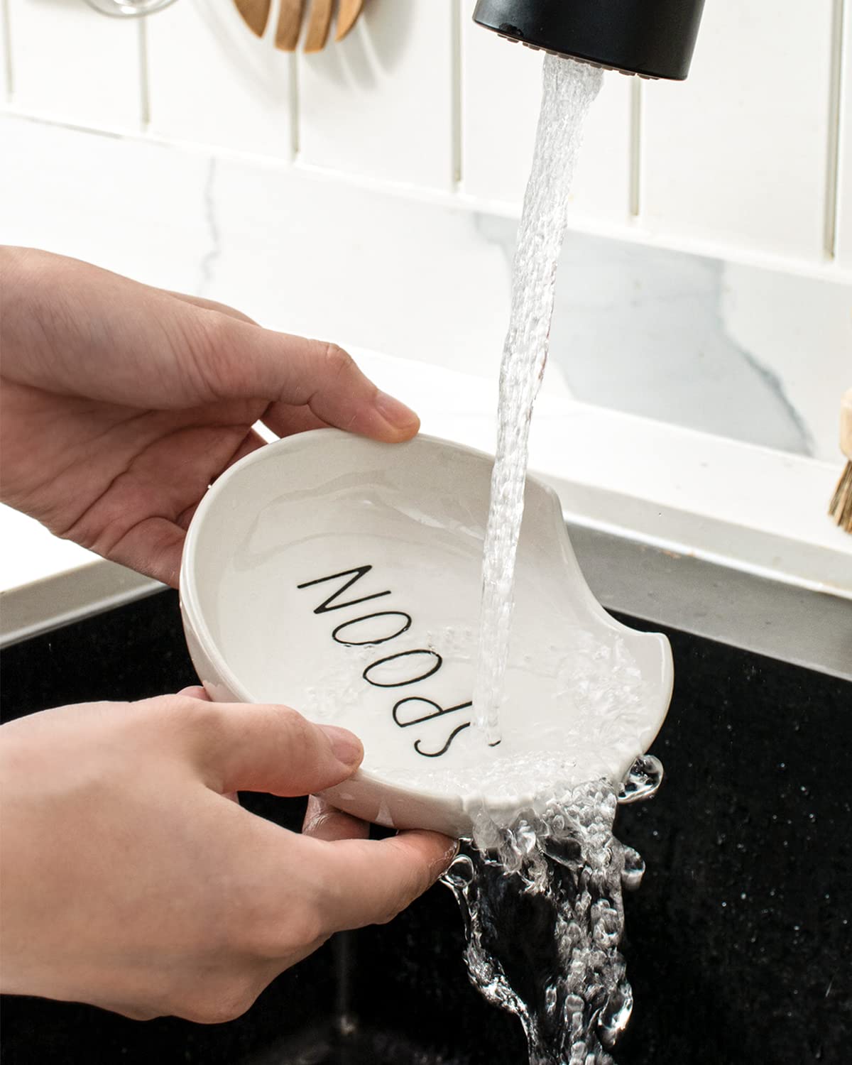 LE TAUCI heat-resistant ceramic spoon rests beside the stove