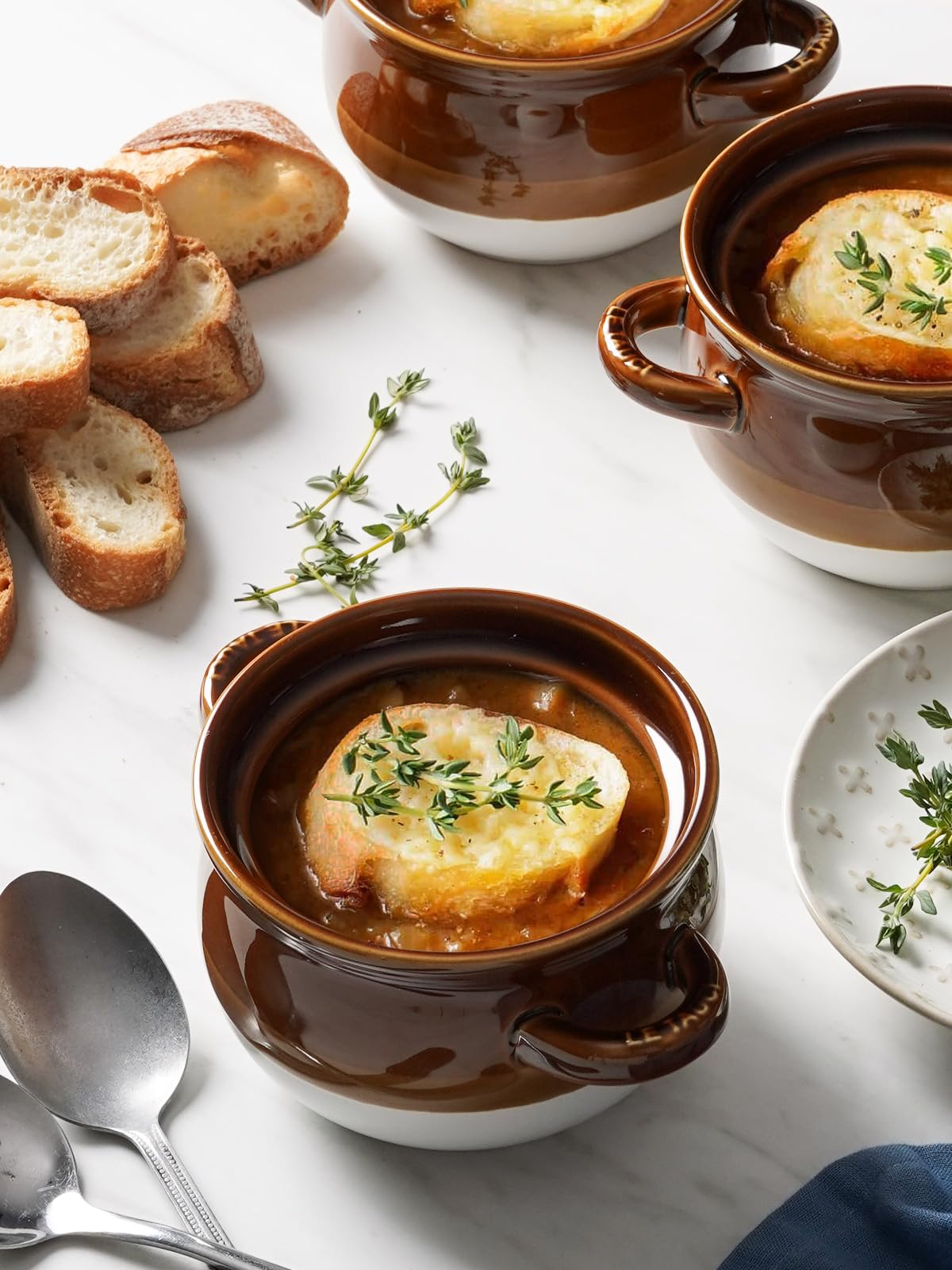 LE TAUCI thick-wall design preserves heat for longer, keeping soups warm.
