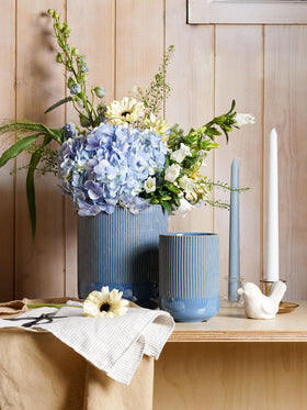 LE TAUCI utensil holder blue marble on counter showcasing stable, clutter-free workspace