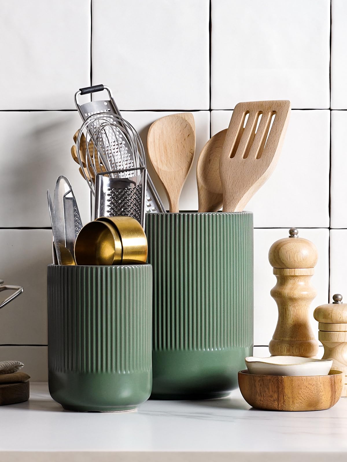 LE TAUCI Utensil Holder with fluted texture adds visual depth to your counter.