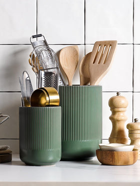 LE TAUCI Utensil Holder with fluted texture adds visual depth to your counter.