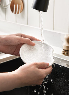 LE TAUCI white farmhouse spoon rest complements modern kitchen decor.