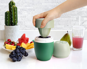 Lechin Hand Juicer lid holds fruit firmly for clean juicing.