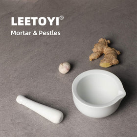 LEETOYI porcelain set makes a thoughtful housewarming gift