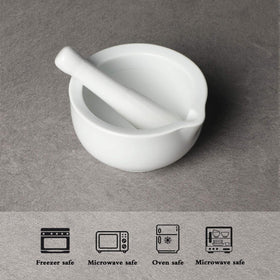 LEETOYI pestle in hand demonstrates comfortable one-handed grinding