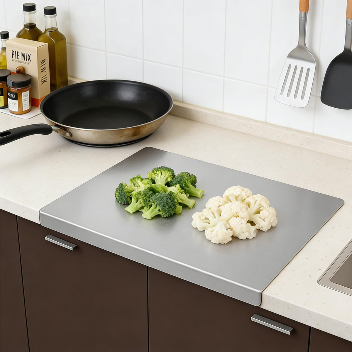 LefeTeny food prep and baking on a spacious surface