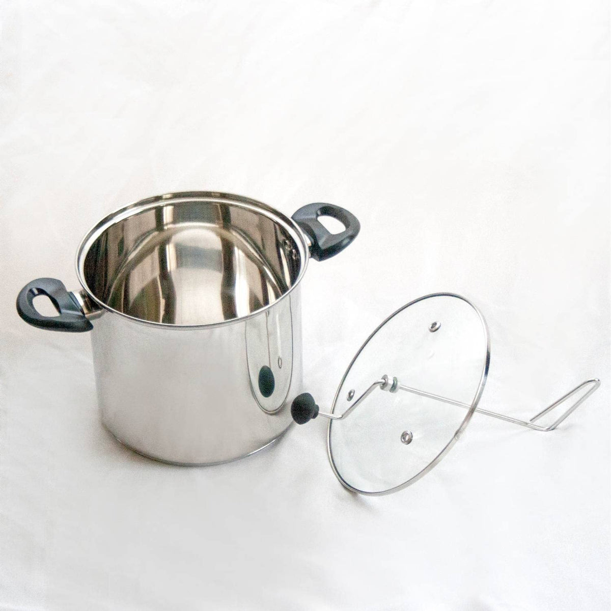 Lehman's max capacity of 4.76 quarts fits families and gatherings.