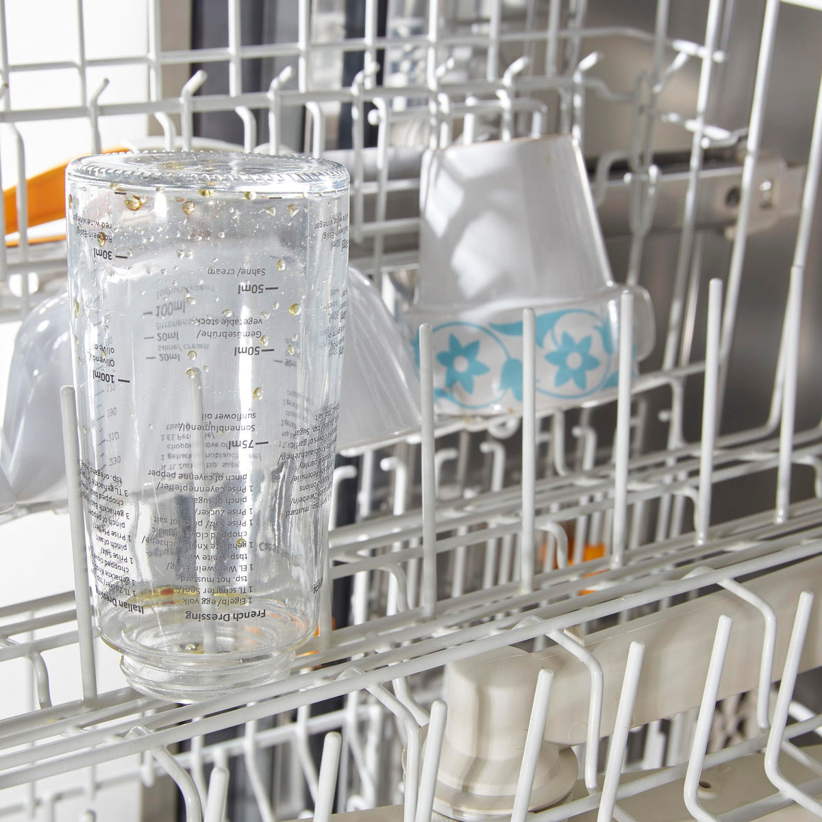 Leifheit recipe markings on glass provide handy dressing ideas at a glance.