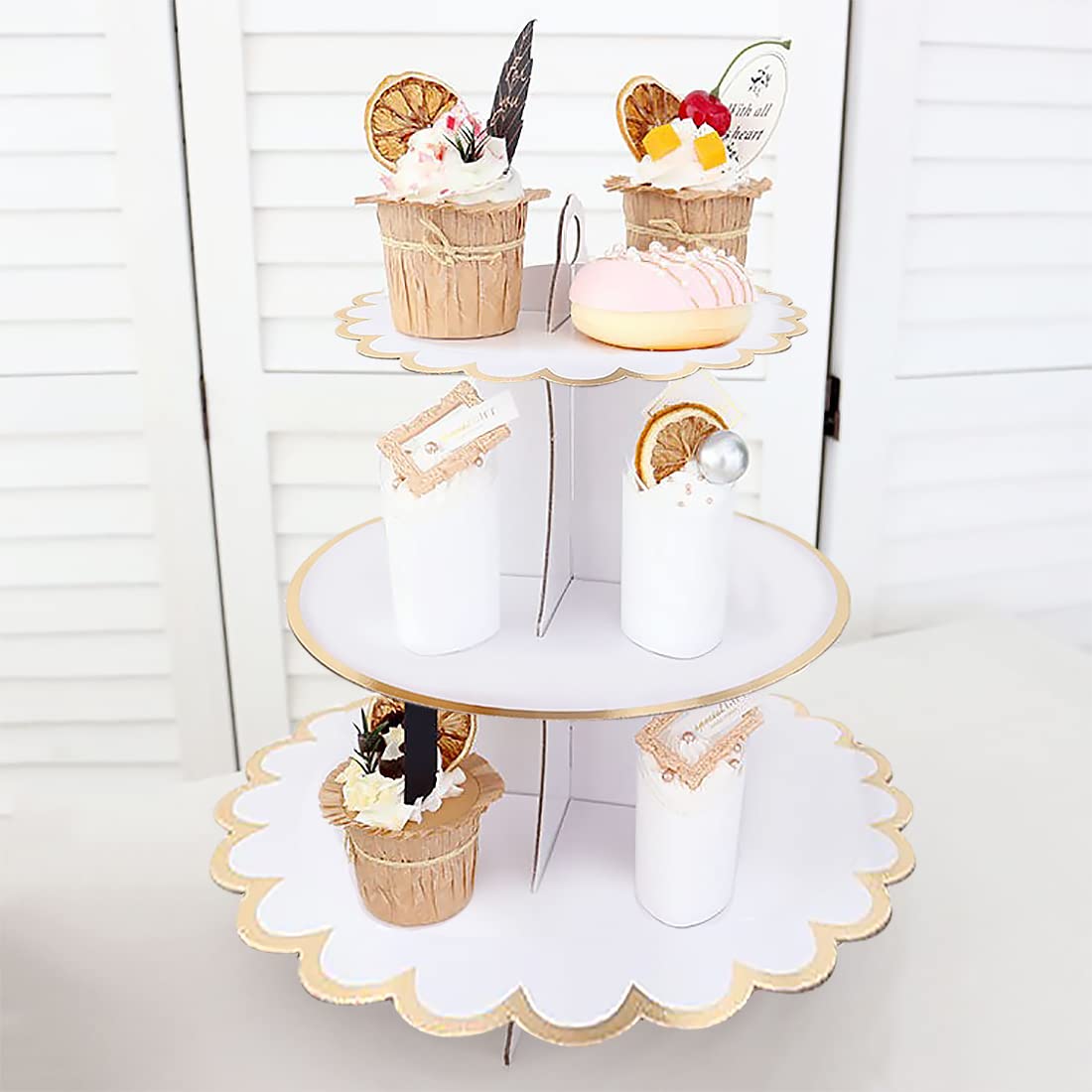 Leismy dessert stand top handle enables smooth serving of cupcakes