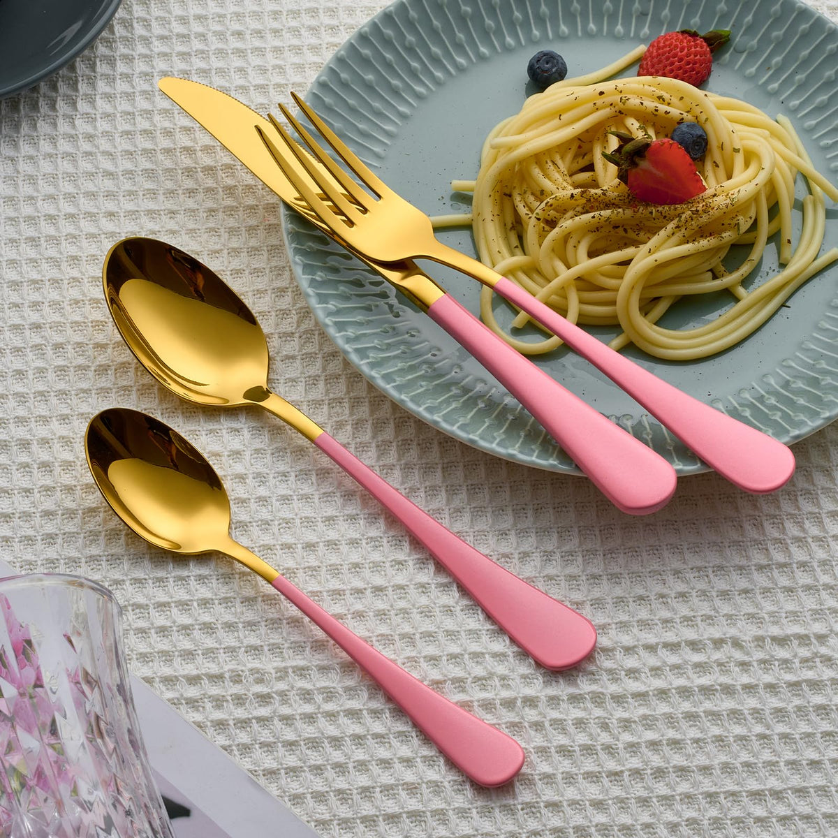 Lekoton 20-piece set balanced weight and shine for daily use.