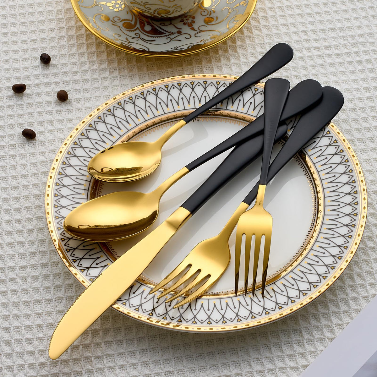 Lekoton flatware is a thoughtful gift for weddings and housewarmings.