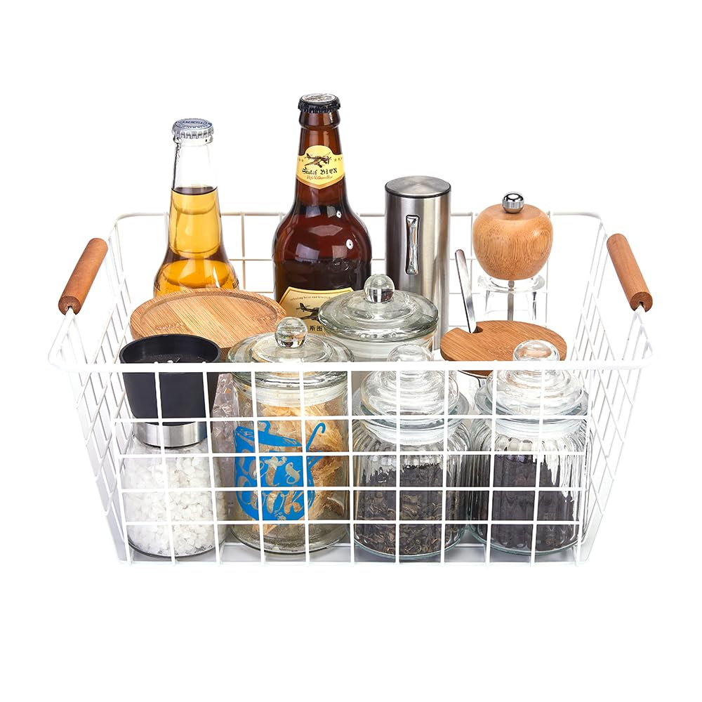 LeleCAT portable basket with built-in handles for easy transport.