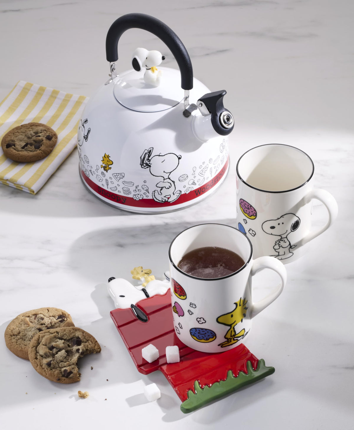 Lenox Chef Snoopy kettle spout design offers easy pouring and reduced spills.