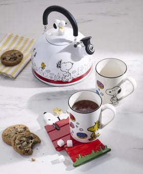 Lenox Chef Snoopy kettle spout design offers easy pouring and reduced spills.