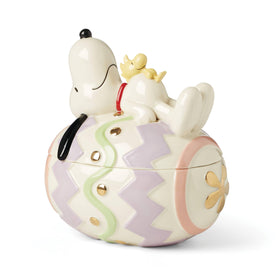 Lenox Snoopy on Easter egg lid close-up highlighting porcelain finish.
