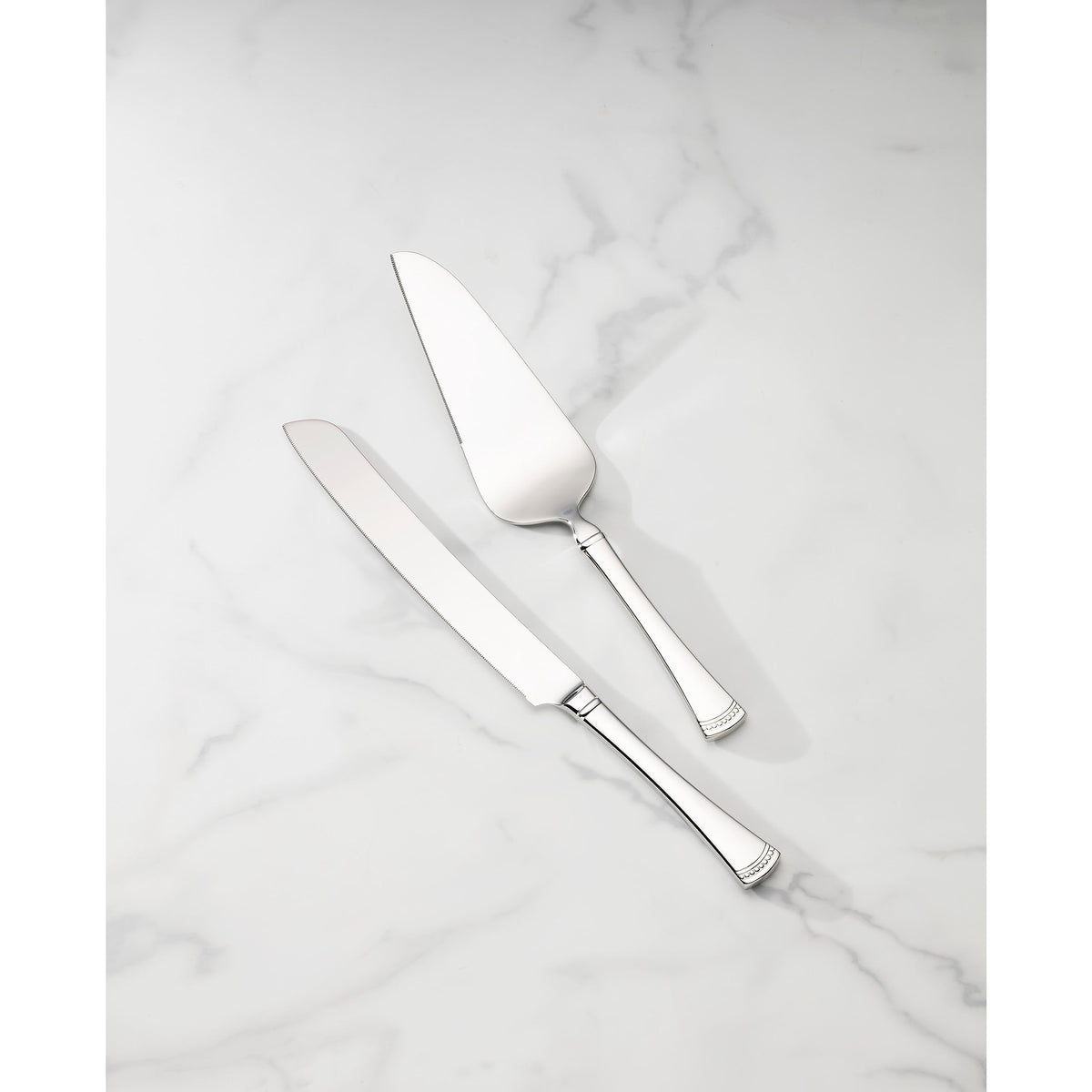 Lenox Portola cake server, balanced grip for clean servings.