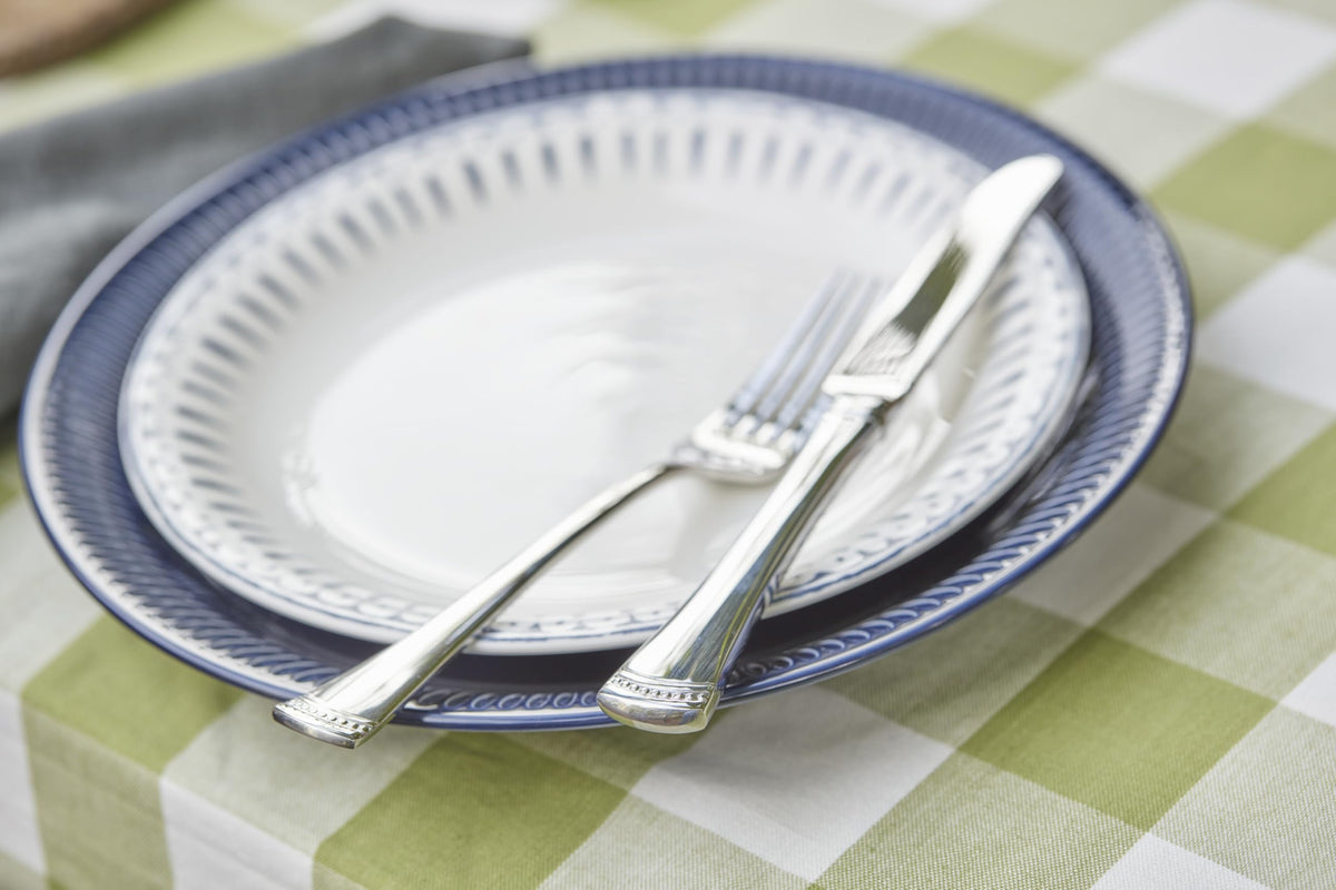 Lenox Portola packaging shows items included for a 4-person setting.