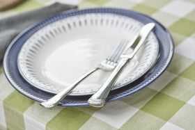 Lenox Portola packaging shows items included for a 4-person setting.