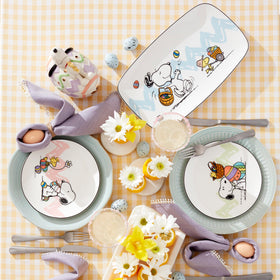 Lenox Snoopy spring table accent plate complements casual entertaining.