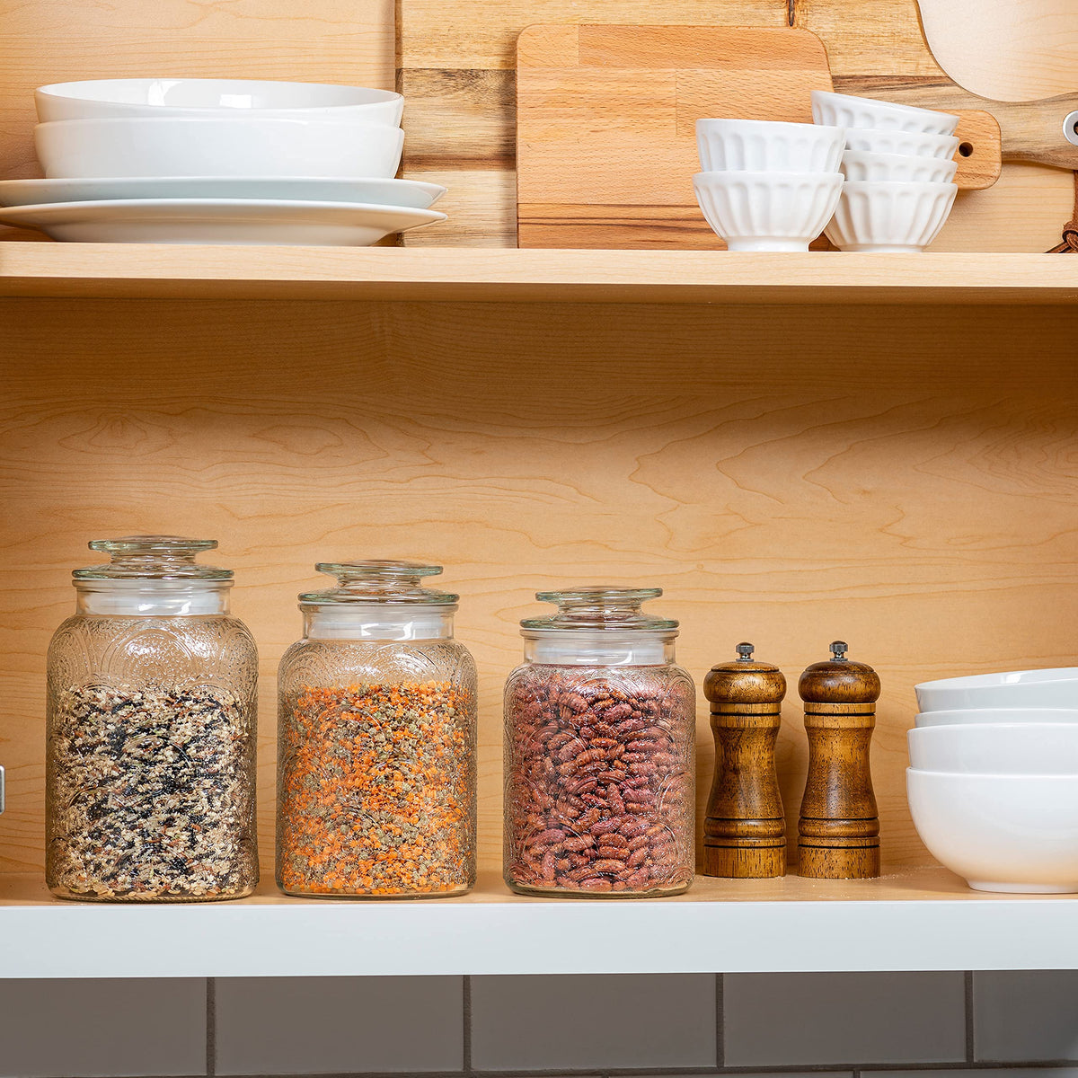 Le'raze retro-design kitchen jar elevates pantry style.