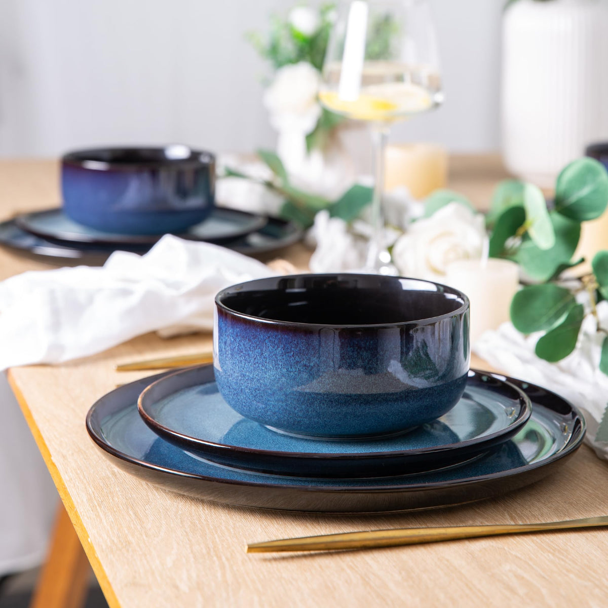 LERATIO blue cereal bowl 24 oz keeps cereals and toppings neatly contained.