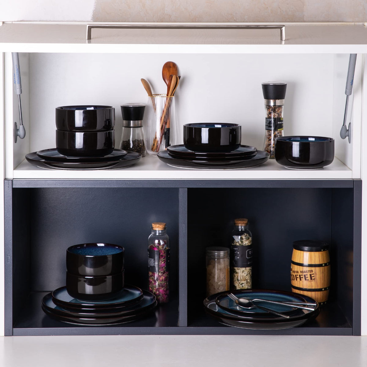 LERATIO blue reactive glaze dinner plates add modern style to daily meals.