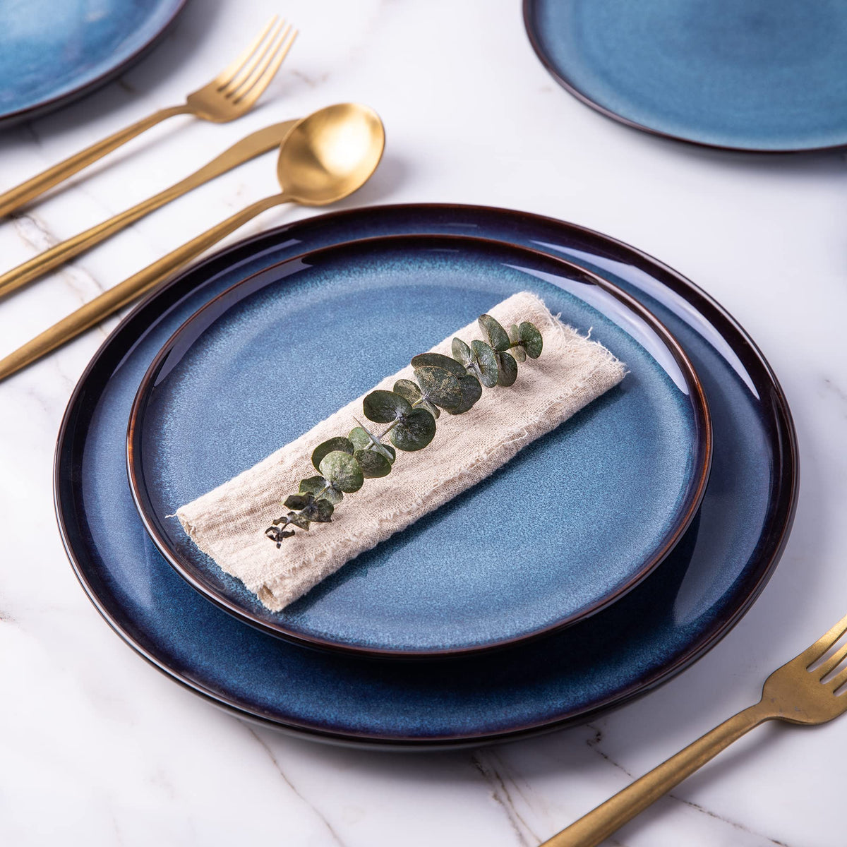 LERATIO scratch-resistant edges demonstrate durability against daily use and cutlery.
