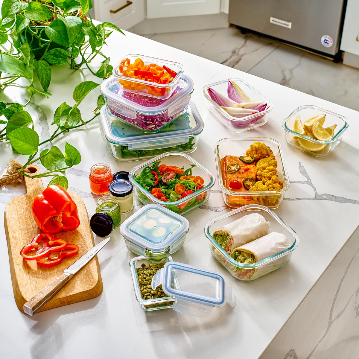 Le'raze rectangular 1040ml container with airtight lid for leftovers.