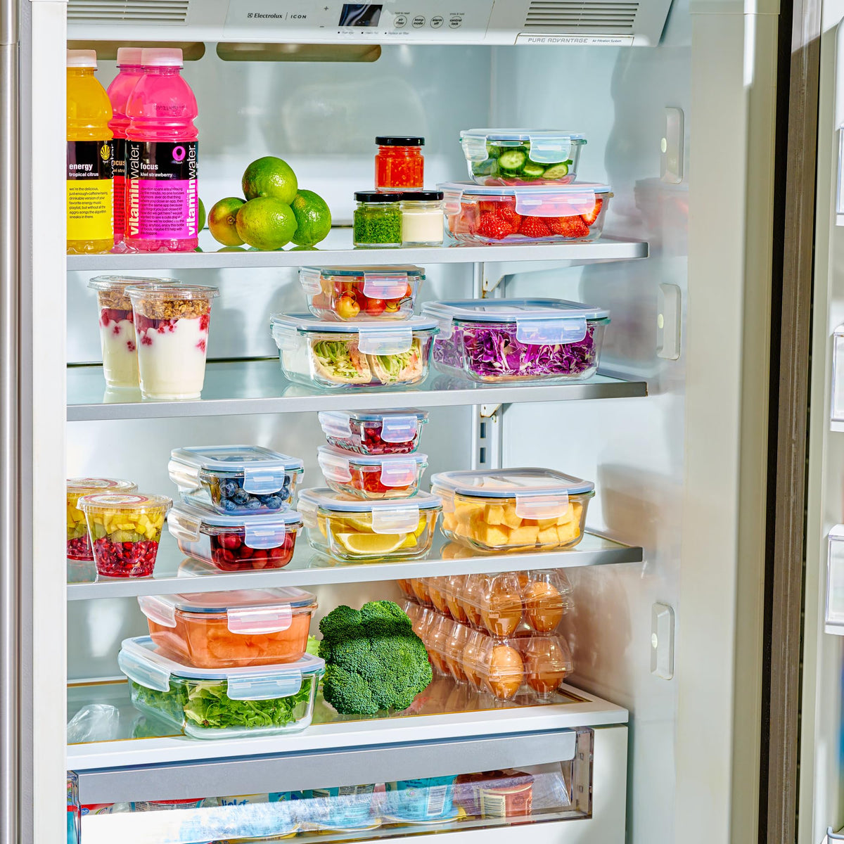 Le'raze rectangular 370ml container ideal for snacks on the go.