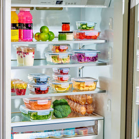 Le'raze rectangular 370ml container ideal for snacks on the go.