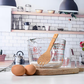 Le'raze anti-drip spout minimizes spills for precise pours in busy kitchens.