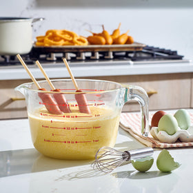 Le'raze borosilicate glass withstands hot and cold ingredients for versatile use.