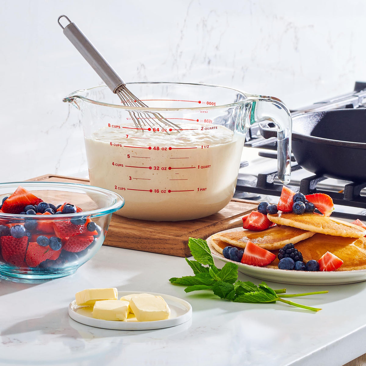 Le'raze 8-cup glass measuring cup ergonomic handle ensures secure, smooth pouring.