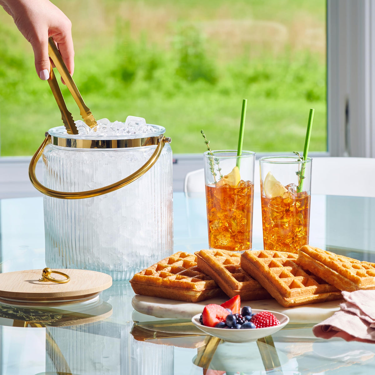 Le'raze airtight lid keeps ice from melting and contamination.