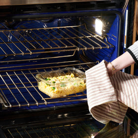 Le'raze 8-cup capacity ideal for soups, salads, casseroles, and more.
