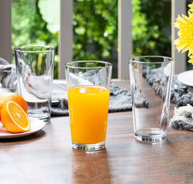 Le'raze dishwasher-safe clear glasses ideal for gatherings and parties.
