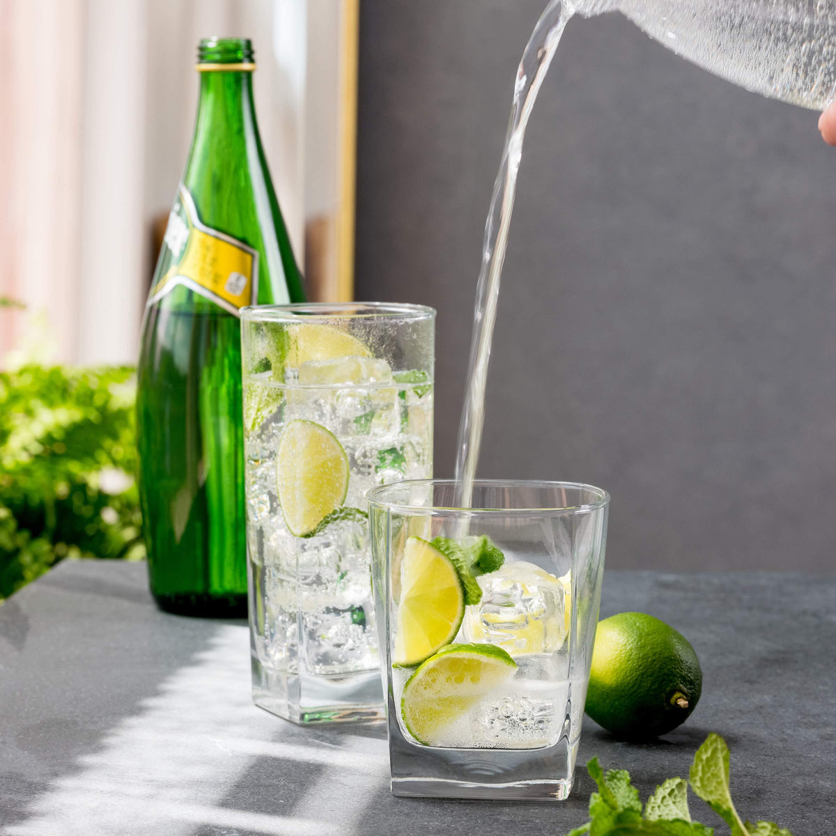 Le'raze short old-fashioned glass ideal for whiskey and mixers with a comfortable grip.