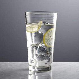 Le'raze gift-ready glass set makes a thoughtful housewarming present.