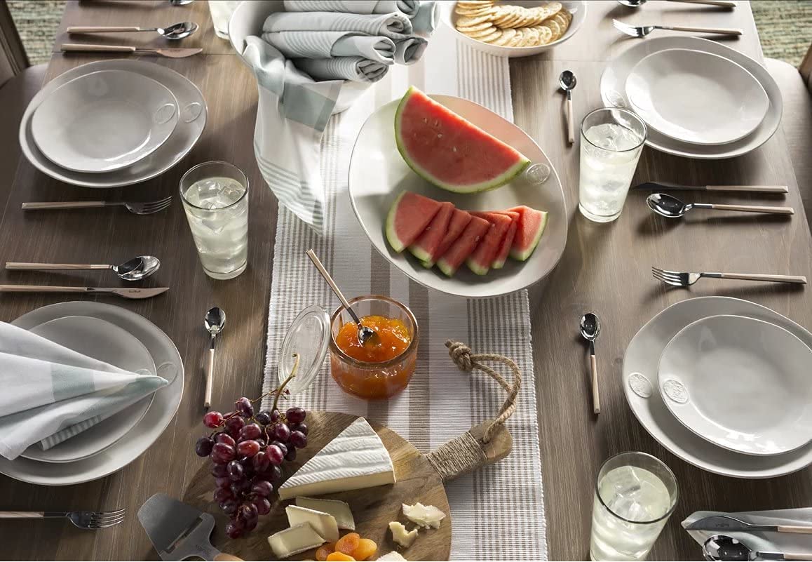 Le'raze gift-worthy glass set for holidays and special occasions.