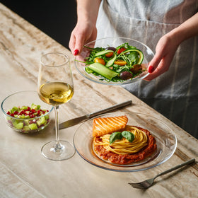 Le'raze 7.5-inch salad plates highlight minimalist design for salads and desserts.