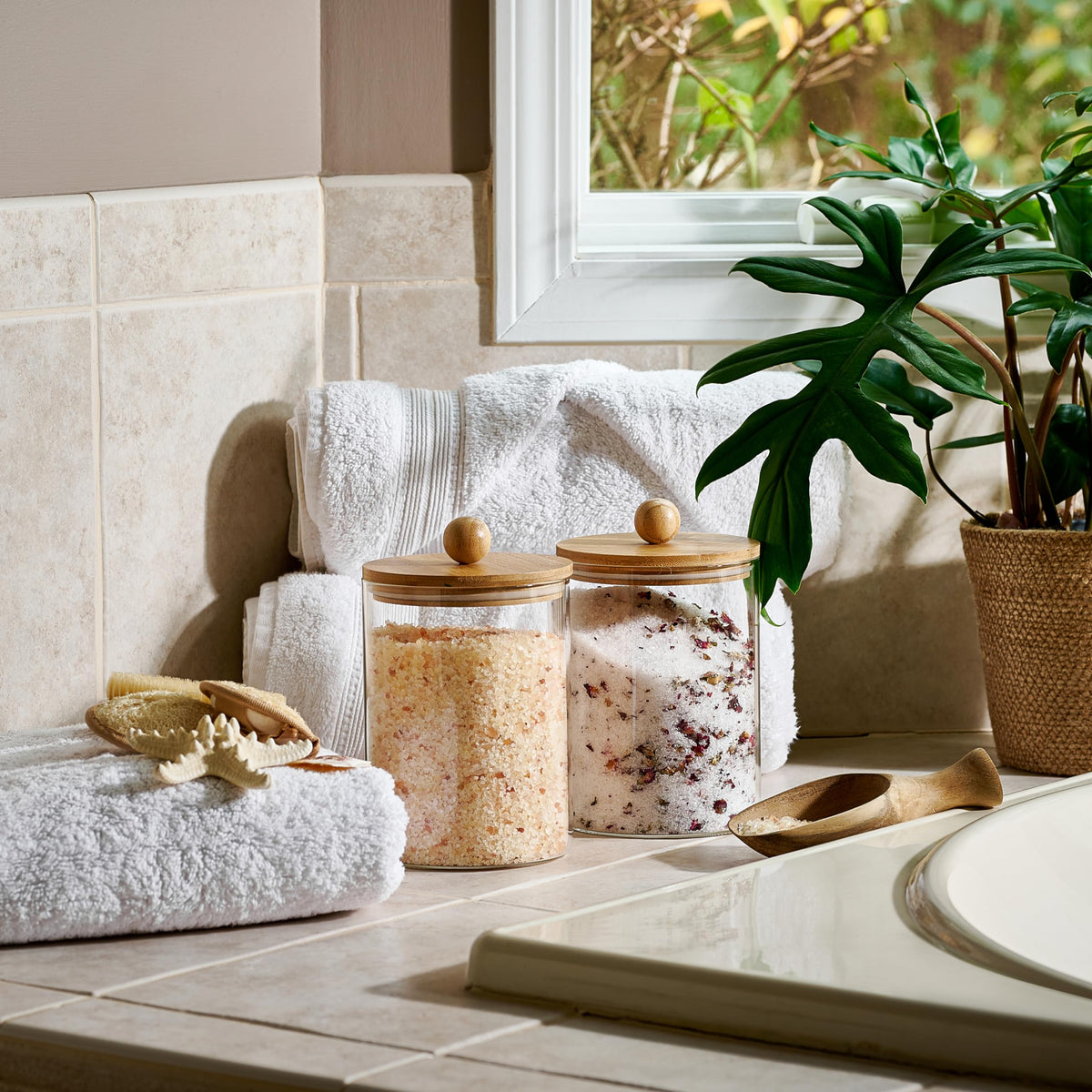 Le'raze wide-mouth design for easy scooping and pouring.