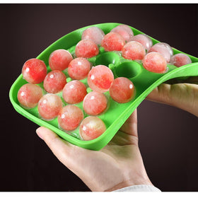 Lesunsul silicone lid ice tray keeps freezer odors out.