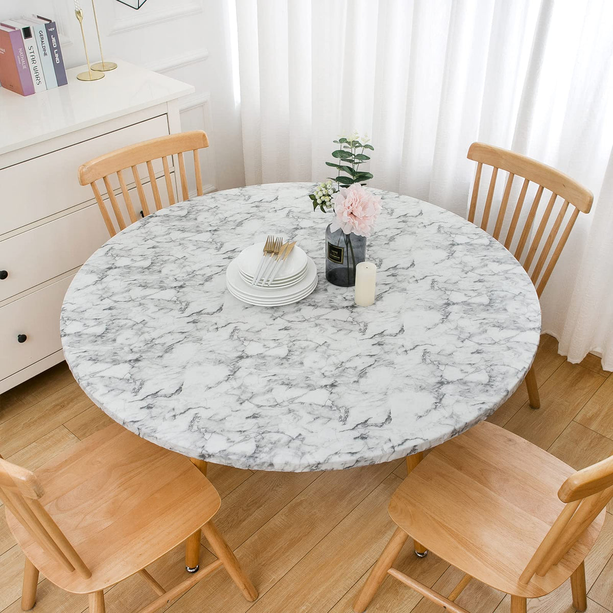 LIBERECOO fitted design prevents shifting for a crisp table appearance.