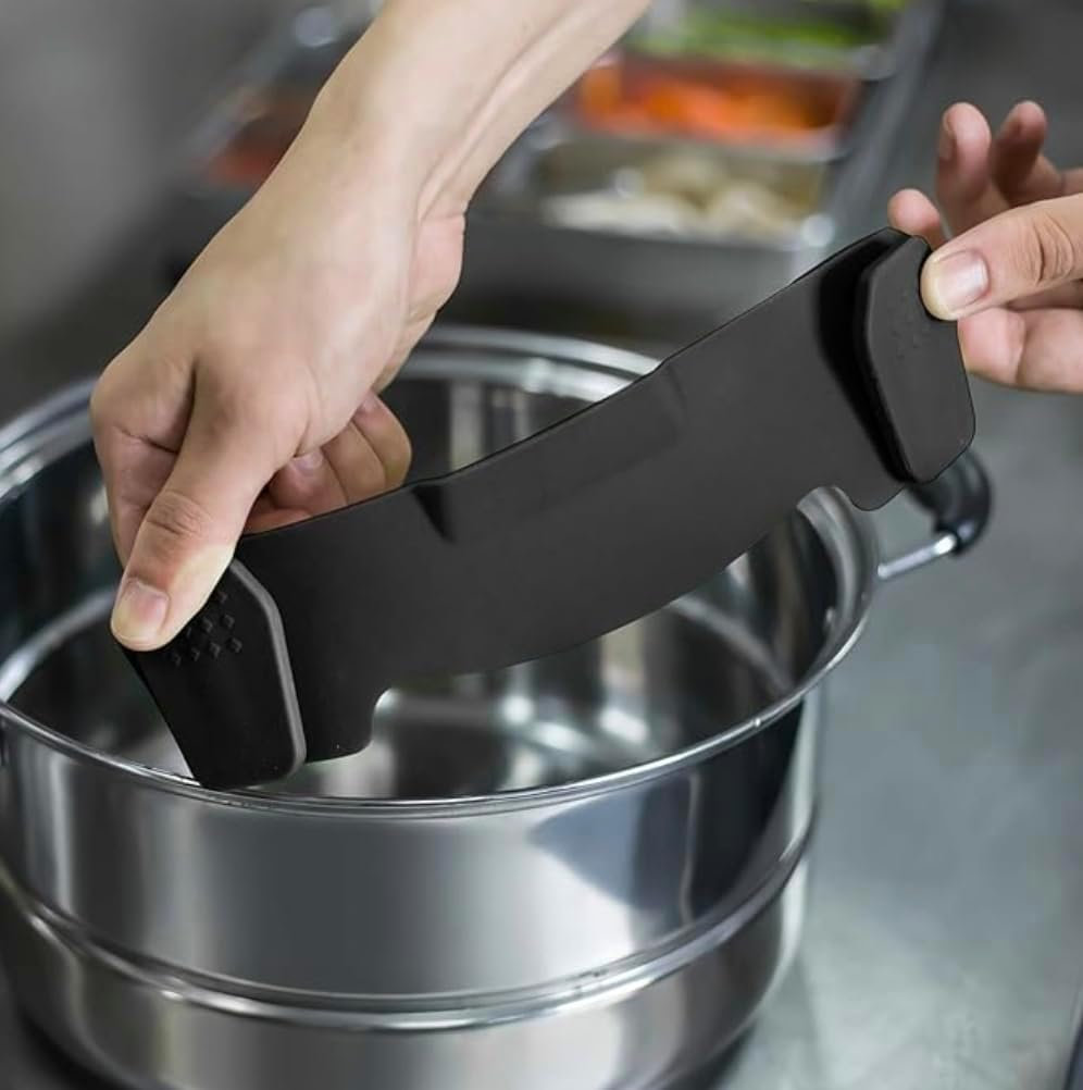 Liboyixi quick-drain pasta strainer in action during dinner prep