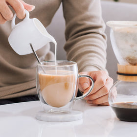 LIBWYS double-wall latte glass highlights borosilicate clarity and comfortable grip.