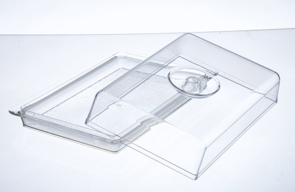 Lillian Tablesettings lid-equipped serving tray protects food from dust during banquets.