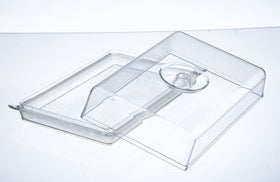 Lillian Tablesettings lid-equipped serving tray protects food from dust during banquets.