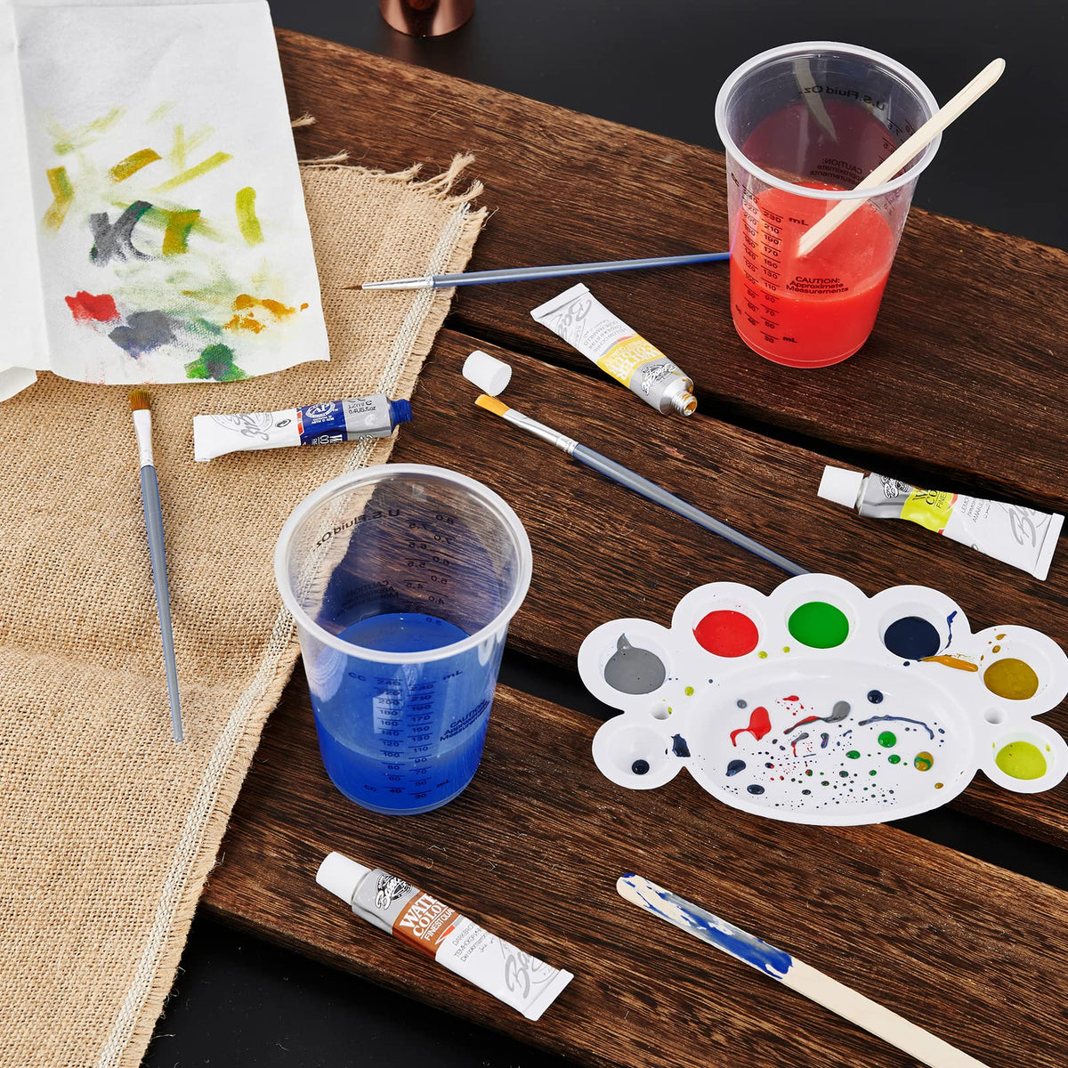 Lilymicky epoxy resin measuring cups provide accurate volume cues during mixing.